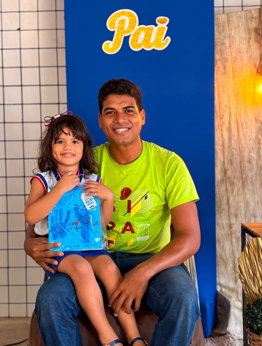 Pai e filha na decoração do Dia dos Pais na escola